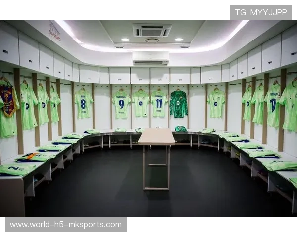 欧冠赛后更衣室传来歌声，主帅领唱瞬间霸屏