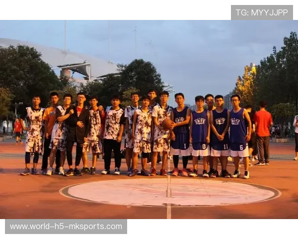 西南大学招聘考生跑步进场，展现考生拼搏精神，西南大学几个运动场